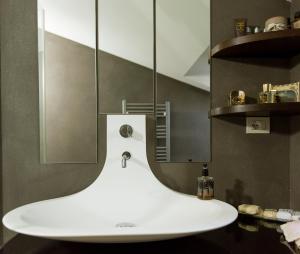 カメラーノにある"Nido del Falco" Palazzo Ricottiのバスルーム(白い洗面台、鏡付)