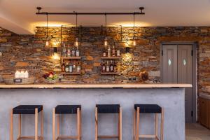Lounge nebo bar v ubytování Chora Kythnos Suites adults only