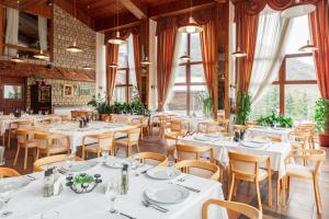 Un restaurante o sitio para comer en Hotel Bistra, Resort Mavrovo