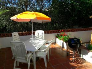 Vonkajšia záhrada v ubytovaní VACAY Villa Passatge, piscina comunitaria y aire puro! en la Costa Brava, L'Escala!