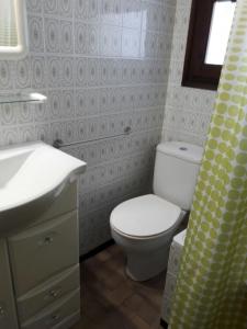 レスカラにあるVACAY Villa Passatgeのバスルーム(白いトイレ、シンク付)