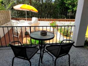Balkón alebo terasa v ubytovaní VACAY Villa Passatge, piscina comunitaria y aire puro! en la Costa Brava, L'Escala!