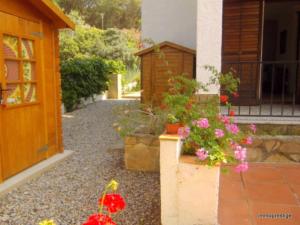 Vonkajšia záhrada v ubytovaní VACAY Villa Passatge, piscina comunitaria y aire puro! en la Costa Brava, L'Escala!