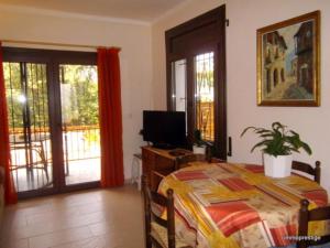TV a/nebo společenská místnost v ubytování VACAY Villa Passatge, piscina comunitaria y aire puro! en la Costa Brava, L'Escala!