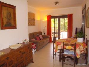 Posedenie v ubytovaní VACAY Villa Passatge, piscina comunitaria y aire puro! en la Costa Brava, L'Escala!