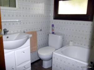 Kúpeľňa v ubytovaní VACAY Villa Passatge, piscina comunitaria y aire puro! en la Costa Brava, L'Escala!