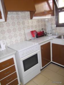 Kuchyňa alebo kuchynka v ubytovaní VACAY Villa Passatge, piscina comunitaria y aire puro! en la Costa Brava, L'Escala!