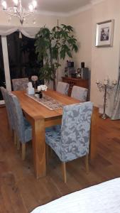 een houten tafel met stoelen en een eetkamer bij Nest Guesthouse in Margate