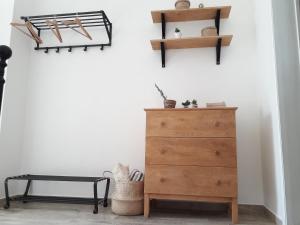 een kamer met een dressoir en planken aan de muur bij Asfodelo in Ragusa