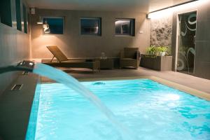 Botique & SPA Hotel Berkenes Manor في Ziedkalne: مسبح كبير في غرفة الفندق