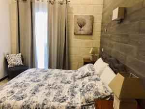 Modern Maltese House tesisinde bir odada yatak veya yataklar