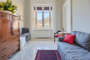 Una sala de estar con un sofá y un televisor. en La Giulietta - Penthouse, en Salerno