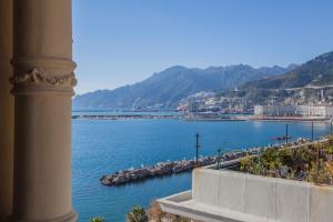 Una vista de un gran cuerpo de agua con montañas. en La Giulietta - Penthouse, en Salerno