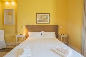 Un dormitorio con una cama grande con dos toallas encima. en La Giulietta - Penthouse, en Salerno