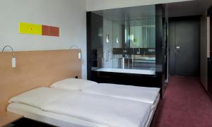 Postel nebo postele na pokoji v ubytování INNSiDE by Meliá Düsseldorf Seestern