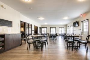 - un restaurant avec des tables et des chaises dans une salle dans l'établissement Hôtel Marineau Shawinigan, à Shawinigan