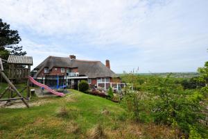 una casa con un tobogán y un parque infantil en 't Streefkerkse Huis, en Zoutelande