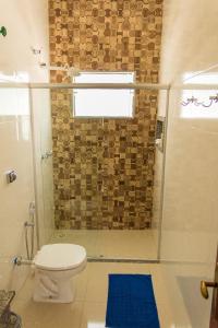 A bathroom at Pouso Oliveira Casa com ar condicionado