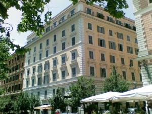duży budynek ze stołami przed nim w obiekcie Klee House Trastevere w Rzymie