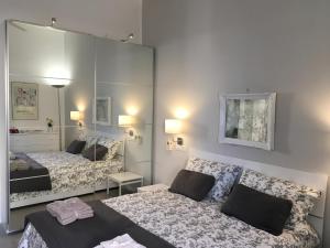 Łóżko lub łóżka w pokoju w obiekcie Klee House Trastevere