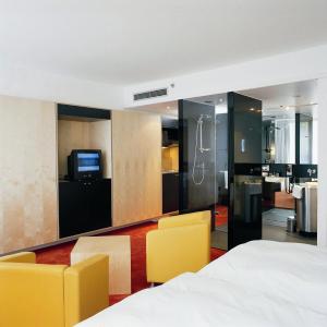 Kuchyň nebo kuchyňský kout v ubytování INNSiDE by Meliá Düsseldorf Seestern