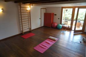 a living room with a pink rug on a wooden floor at La Quercia Agriturismo in Imperia