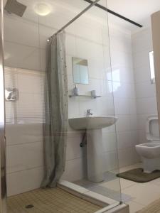 uma casa de banho com um lavatório e um WC em Man Cave Suite em Swakopmund