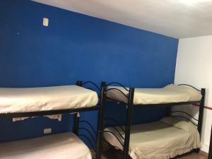 
two bunk beds in a small room at Carlos Paz Hostel&Suites in Villa Carlos Paz
