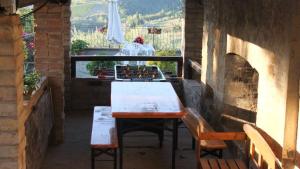 stół i krzesła w budynku z oknem w obiekcie Podere Val di Gallo w mieście Poggibonsi