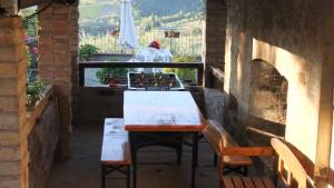 uma mesa e cadeiras num edifício com uma janela em Podere Val di Gallo em Poggibonsi