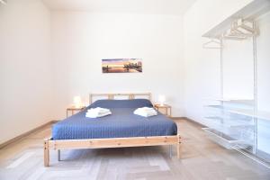 - une chambre avec un lit et une couette bleue dans l'établissement Center Beach, à Marina di Ragusa
