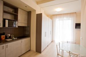 eine Küche und ein Esszimmer mit einem Tisch und Stühlen in der Unterkunft Residence Elisabetta in Cesenatico