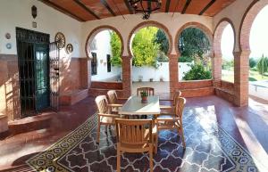 ein Esszimmer im Freien mit einem Tisch und Stühlen in der Unterkunft Casa Rural San Antonio in Cabra