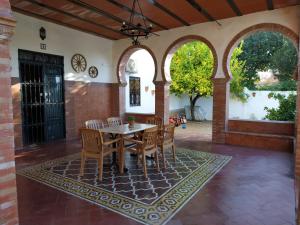 ein Esszimmer mit Tisch und Stühlen in der Unterkunft Casa Rural San Antonio in Cabra