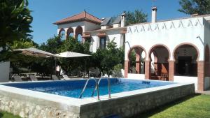 ein Swimmingpool vor einem Haus in der Unterkunft Casa Rural San Antonio in Cabra