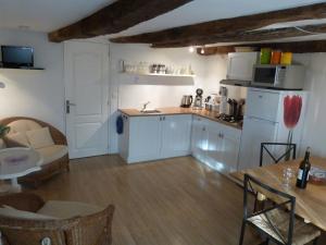 een keuken met witte kasten en een tafel en een tafel sidx sidx sidx bij Domaine de Cadenne in Saint-Antonin
