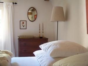sypialnia z łóżkiem z komodą i lustrem w obiekcie Domaine de Cadenne w mieście Saint-Antonin-Noble-Val