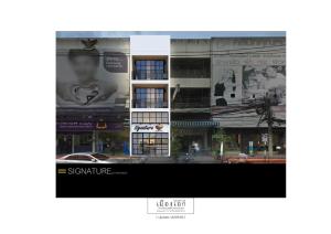 - une vue sur un bâtiment avec des affiches dans l'établissement Signature coffee & bed, à Chiang Mai