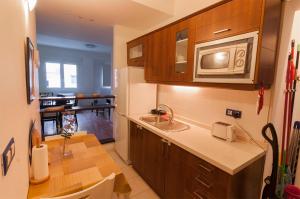 A kitchen or kitchenette at Céntrico y tranquilo apartamento con WIFI