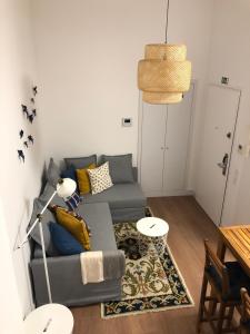 een woonkamer met een bank en een tafel bij Pico da Bica in Lissabon