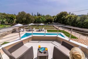 The swimming pool at or close to Villa Johnnie
