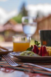 un piatto di frutta su un tavolo con un bicchiere di vino di Hotel El Molino a Santa Cruz