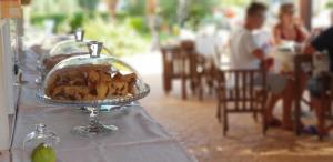 un plato de comida sentado en una mesa con un mantel en Villa Sofia Affittacamere, en Porto Cesareo