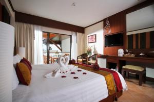 TV a/nebo společenská místnost v ubytování Baan Karonburi Resort - SHA Plus