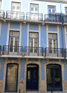 een appartementencomplex met blauwe deuren en ramen bij Pico da Bica in Lissabon