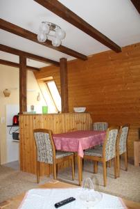 uma sala de jantar com uma mesa e algumas cadeiras em Ferienwohnung Neubert em Wolkenstein