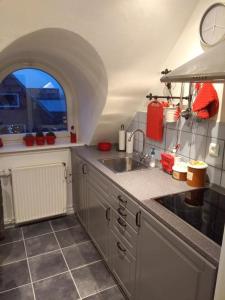 a kitchen with a sink and an arched window at Bed and Breakfast i Struer in Struer