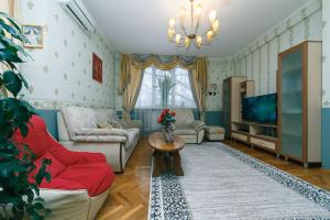 sala de estar con sofá y TV en Three-room apartments at the Polytechnic Institute, en Kiev