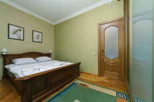 1 dormitorio con cama, espejo y puerta en Three-room apartments at the Polytechnic Institute, en Kiev