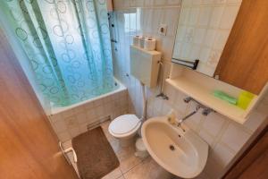 Koupelna v ubytování Apartments Kronja + 31 fotografií